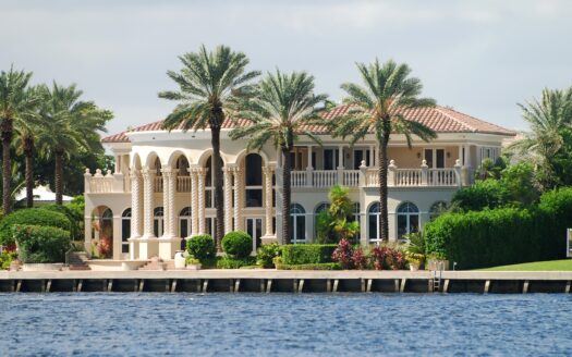 The global compound or how UHNW families organize their “home”