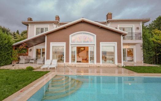 Stunning Furnished Villa for Sale in Sapanca Dibektaş with Panoramic Sapanca Lake Views and a Heated Pool